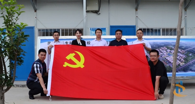 黨旗飄在一線 堡壘筑在一線