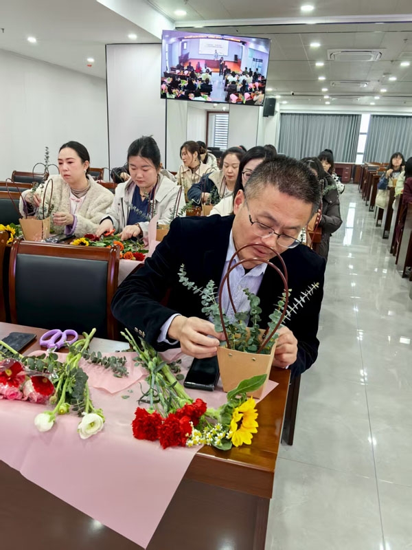 “花香滿溢·悅享芳華”插花主題活動(dòng)