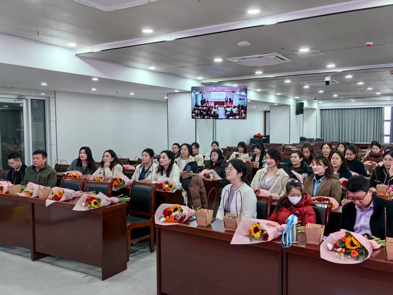 “花香滿(mǎn)溢·悅享芳華”插花主題活動(dòng)